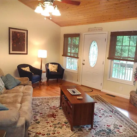 Bryson City Cozy Cottage With Hot Tub - 3 Bed -2 Bath